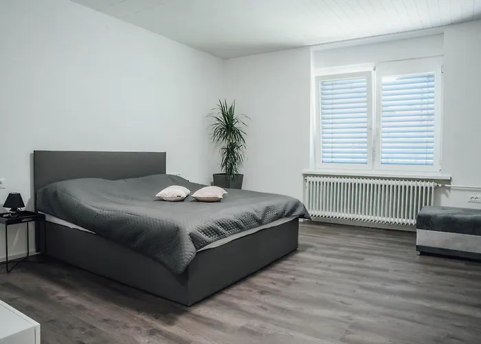 Palace Garden Apartment *