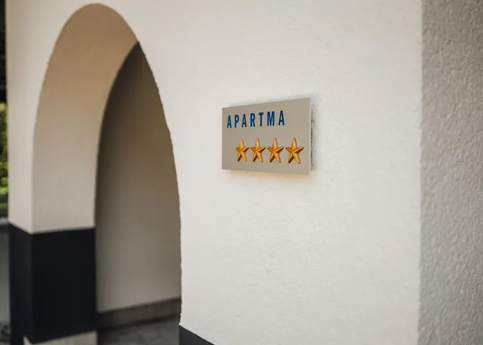 Palace Garden Apartment *