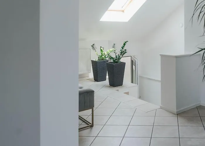 Palace Garden Apartment *