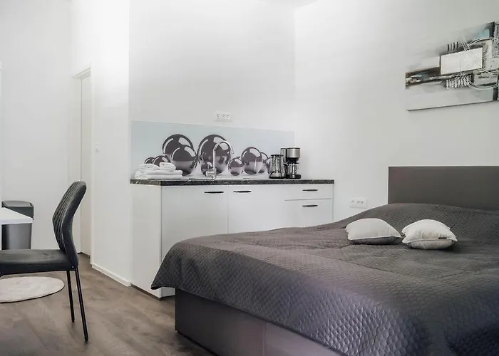 Palace Garden Apartment *