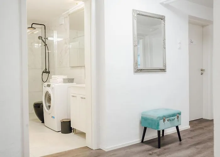 Palace Garden Apartment *